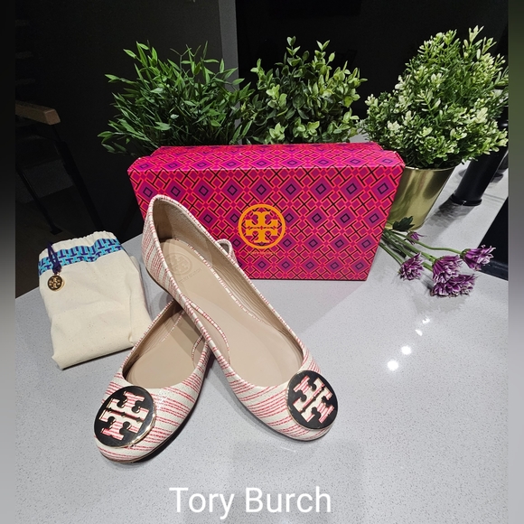 Tory Burch Shoes - NWT TORY BURCH Remarquables ballerines neuve en cuir et gros logo doré